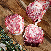 3 Stücke Lammhals auf Holzplatte