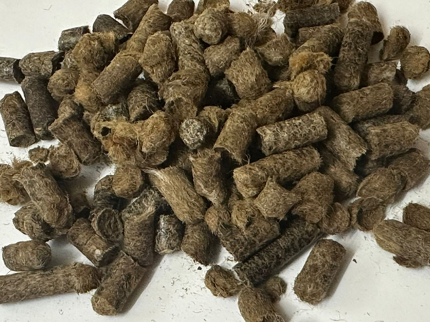 Nahaufnahme von Düngepellets.